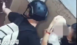 电梯突发故障丈夫下意识护妻儿  真是惊险瞬间