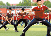 高三班主任花式应援为考生减压 自信的心态迎战高考
