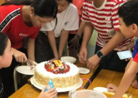 宝妈因孩子吃了同学生日蛋糕发飙 有人认为这位宝妈的健康理念有问题