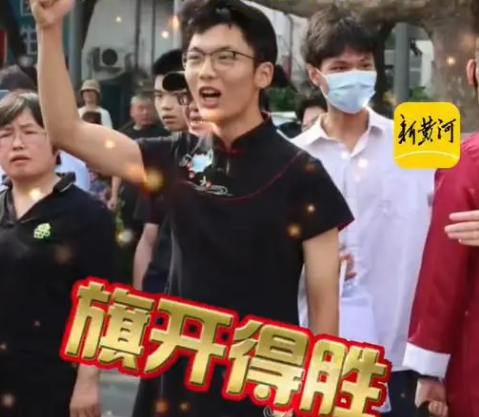 保送男生穿旗袍为高考同学加油 寓意真的好