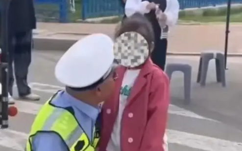 家长送孩子高考竟把小女儿忘考场 这到底是多忙碌啊!