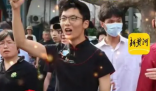 保送男生穿旗袍为高考同学加油 寓意真的好