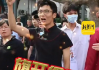 保送男生穿旗袍为高考同学加油 寓意真的好