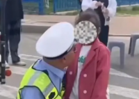 家长送孩子高考竟把小女儿忘考场 这到底是多忙碌啊!