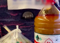 女游客用5L水桶带螺蛳粉汤回广东 螺蛳粉是广西柳州的特色小吃