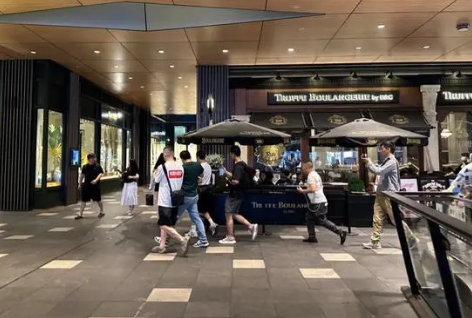 牵手门后太古里街拍依然火爆 不少街拍爱好者带着相机汇集于此
