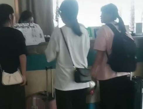 河南一酒店要求高考生1点前退房 酒店的做法没有人情味