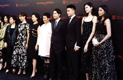 何超仪:上次人这么齐还是在殡仪馆 何家人齐聚合影