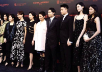 何超仪:上次人这么齐还是在殡仪馆 何家人齐聚合影