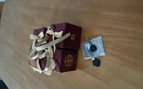 姑娘退租时打扫干净房子留下喜糖 有这样的租客真好