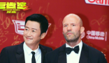 吴京带《巨齿鲨》剧组吃淄博烧烤 老外对于中国的美食赞口不绝