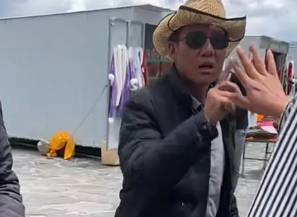 女子因自带披肩被景区商贩薅衣服 商贩之间恶意竞争的事件