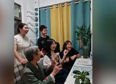 一考生查分 全家一起喊出666 全家人都激动地欢呼起来