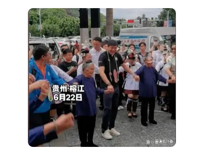 范志毅到村超现场:来学习学习 场内外都爆发出了一片喊声和掌声