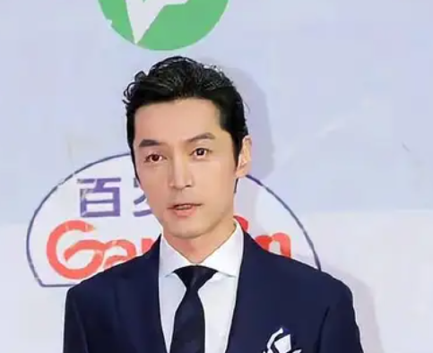 胡歌是来进货的吧 推着一辆满载着各种食品和日用品的购物车