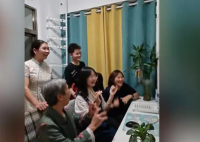 一考生查分 全家一起喊出666 全家人都激动地欢呼起来