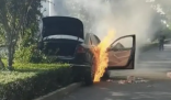 大哥砸窗拽出司机下一秒车起大火 司机真是遇到贵人了