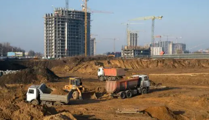 “土地爷”摆酒卖地 开发商整不动了 各地为了卖地，正使出浑身解数 