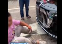 男子用共享单车拦婚车索要红包 不少网友一致谴责该男子