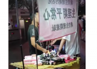小伙摆摊卖卫生巾遭男子辱骂 希望人们能够平常心对待这个问题