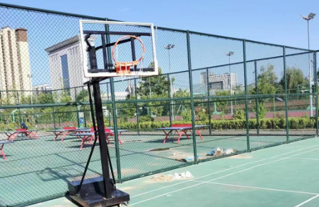 13岁男孩被篮球架砸中身亡 家属质疑篮球架放置不规范