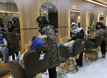 塔利班要求阿富汗女子美容院全关停 对妇女学习和工作能力的严厉限制