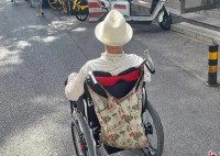 这届年轻人盯上了电动轮椅 有年轻人用电动轮椅代步