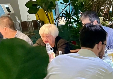 耶伦抵京第一餐吃了云南菜见手青 耶伦拿筷子的姿势十分熟练
