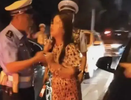 醉驾撞人拖行的宝马女司机获刑超6年 拖行被撞者近一公里后最终被交警拦下