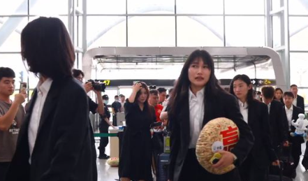 中国女足出征世界杯 机场内全员正装 希望中国女足好运