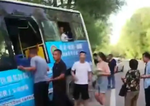 姐妹公交事故遇难:姐姐接妹妹放学 一根公路护栏穿透车身