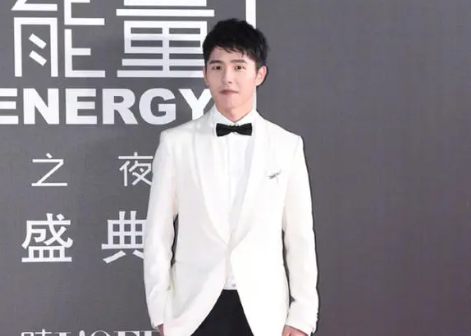 刘昊然原来穿的是高跟鞋 看起来十分帅气
