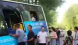 姐妹公交事故遇难:姐姐接妹妹放学 一根公路护栏穿透车身