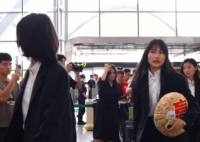 中国女足出征世界杯 机场内全员正装 希望中国女足好运