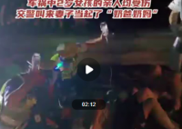 2岁女孩遇车祸交警喊来妻子哄娃  这种行为太暖心了