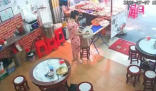 广州一餐馆汤锅遭女子投放不明液体 男顾客7日晚多次呕吐，导致喉咙发炎