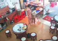 广州一餐馆汤锅遭女子投放不明液体 男顾客7日晚多次呕吐，导致喉咙发炎