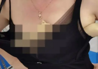 女子用丝袜包5条活蛇藏胸部入境 怎么想出来这种主意的