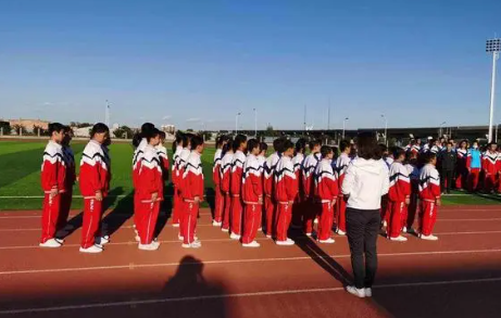 教师称“一条鱼腥一锅汤” 学校致歉 引发网友关注