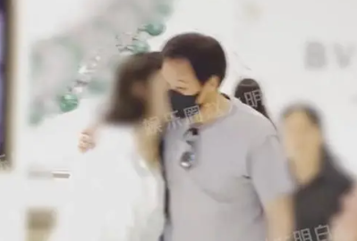 陈金飞带美女买首饰 陈金飞还细心为她扎头发