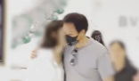 陈金飞带美女买首饰 陈金飞还细心为她扎头发