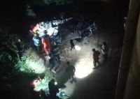 郑州暴雨 一轿车飞下高架桥 事故发生时雨已经停了很久了