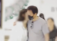 陈金飞带美女买首饰 陈金飞还细心为她扎头发