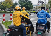 骑手捂住宝宝耳朵进KTV送餐 负重前行真英雄