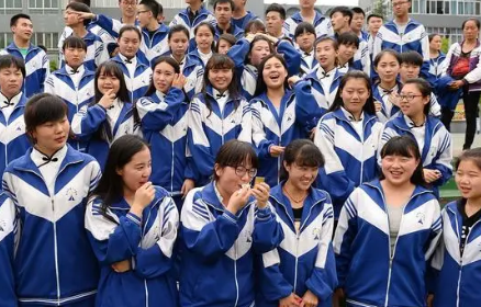 校服费4000元引争议 学校回应 是否存在强制消费和利益输送的问题