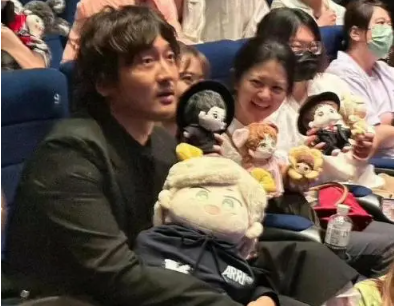 王传君抱了好大一个棉花娃娃 有人笑称这是他"逆生长"的证据