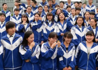 校服费4000元引争议 学校回应 是否存在强制消费和利益输送的问题
