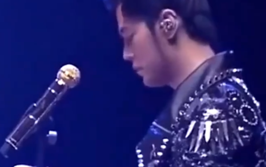 周杰伦演唱会2张连座票黄牛叫价15万  网友：让高价票砸在黄牛手里