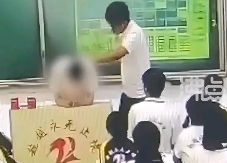 中学老师抽打踢踹学生被辞退 网友们纷纷表示对这种行为不能忍