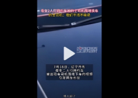 出租车堵网约车乘客 当地:网约车非法 对这起事件中出租车司机的行为表示强烈谴责